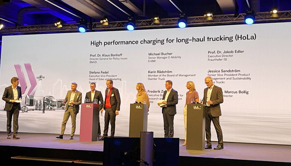 PANELDEBATT: Under en paneldebatt på IAA, deltok syv ledende bransjerepresentanter hvor de redegjorde for sine synspunkter om hvor bransjen står og hvilke punkter som må på plass for å gjennomføre det grønne transportskiftet.