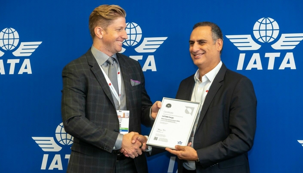 Andrés Bianchi, adm. direktør i LATAM Cargo (t.h.), mottok CEIV-sertifisering av Brendan Sullivan, IATAs globale flyfraktsjef.