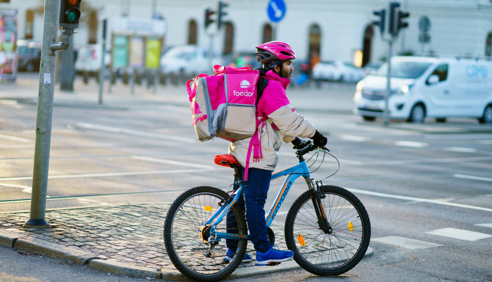 Foodora vokser. I Norge skal selskapet hente inn cirka 2000 nye leveringsbud. Fra onsdag 5. oktober er Foodora også i gang med leveringer i Danmark.