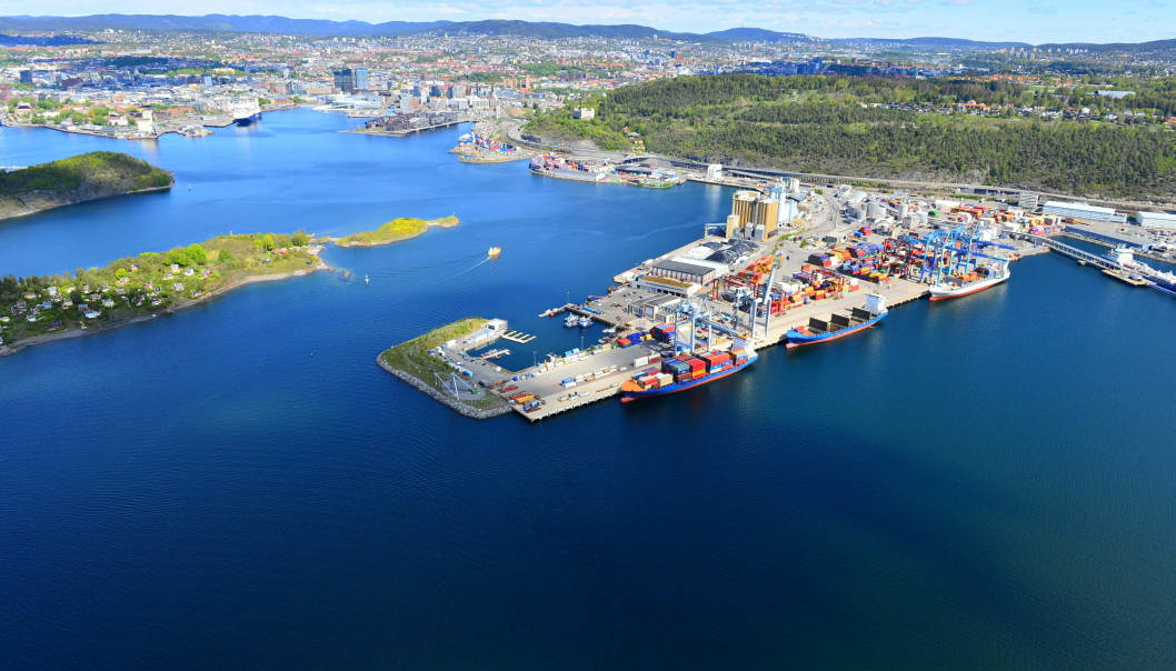 MILLIARDINVESTERINGER: På Sjursøya i Sydhavna finner vi landets klart største containerterminal. Den er det investert nærmere to milliarder kroner i. Foto: Lars Kringstad