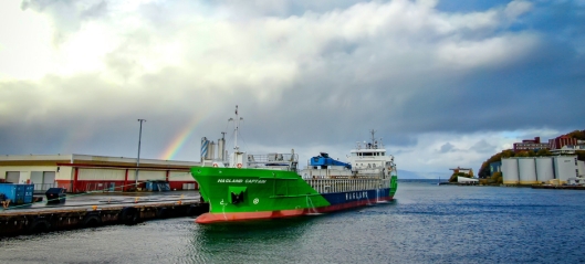 Verdens første hybride lasteskip til kai ved Trondheim Havn