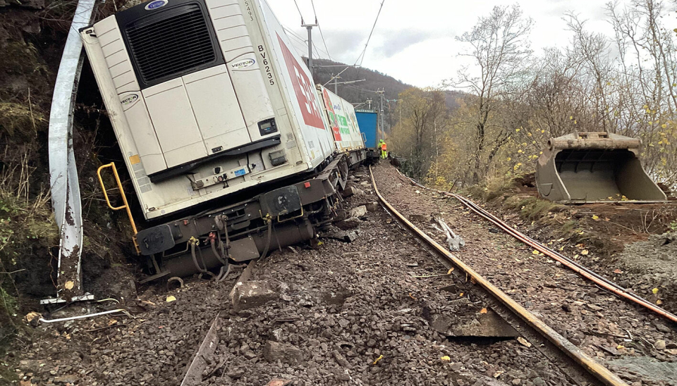 Det er krevende å få fjernet og ryddet opp på Sørlandsbanen etter avsporingen i Lund.