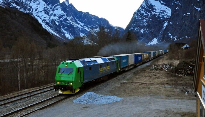 NATURSKJØNT: - Ingenting er vakrere enn fullt godstog, mener Henning AandaL. Vi er usikre på om han får med seg HELE Norges befolkning på det, men at det er god utnyttelse av infrastrukturen, er det liten tvil om. Her fra Onrails tog på Raumabanen. NATURSKJØNT: - Ingenting er vakrere enn fullt godstog, mener Henning AandaL. Vi er usikre på om han får med seg HELE Norges befolkning på det, men at det er god utnyttelse av infrastrukturen, er det liten tvil om. Her fra Onrails tog på Raumabanen.