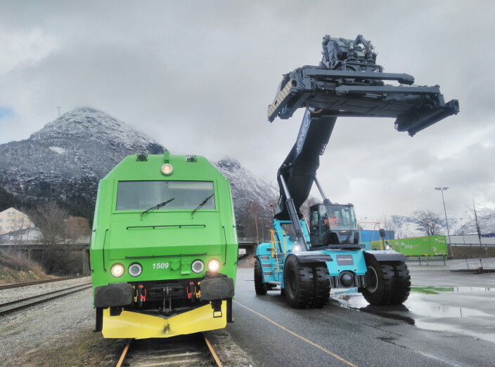 MYE SOM MÅ PÅ PLASS: Det trengs ikke bare tog for å drive godsvirksomhet på banen. Det må også investeres i utstyr på terminalene. Her en av Onrails reachstackere i Åndalsnes. MYE SOM MÅ PÅ PLASS: Det trengs ikke bare tog for å drive godsvirksomhet på banen. Det må også investeres i utstyr på terminalene. Her en av Onrails reachstackere i Åndalsnes.