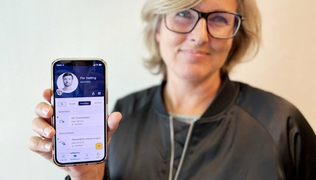 APP, APP, APP: Thea Schjerven hos Sentralregisteret viser frem appen som Sentralregisteret lager for digitale kompetansebevis. APP, APP, APP: Thea Schjerven hos Sentralregisteret viser frem appen som Sentralregisteret lager for digitale kompetansebevis.