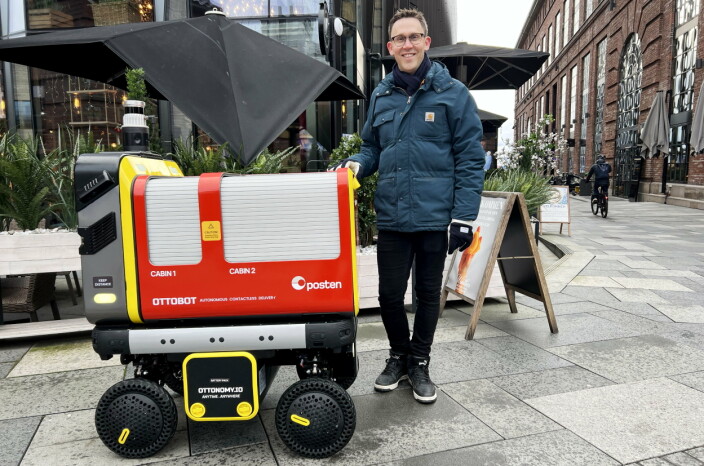 Sven Richard Tønnessen, leder avdeling for fremtidsteknologi i Posten Norge. Her med Ottobot utenfor restauranten Winther som deltar i testprosjektet. Sven Richard Tønnessen, leder avdeling for fremtidsteknologi i Posten Norge. Her med Ottobot utenfor restauranten Winther som deltar i testprosjektet.