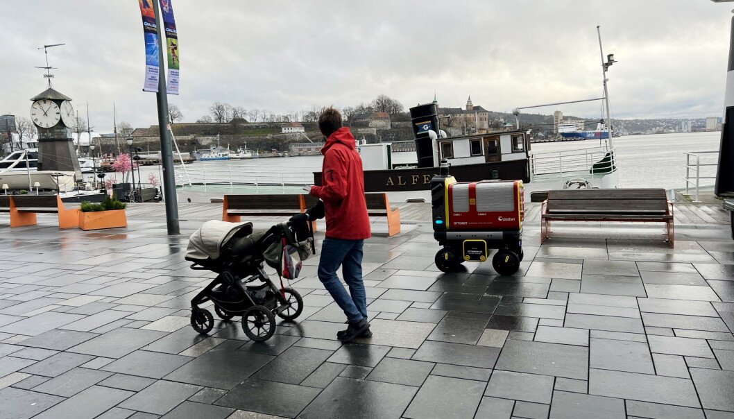 Det blir mange nysgjerrige blikk når autoroboten ruller langs fortauskanten på Aker Brygge. Det blir mange nysgjerrige blikk når autoroboten ruller langs fortauskanten på Aker Brygge.