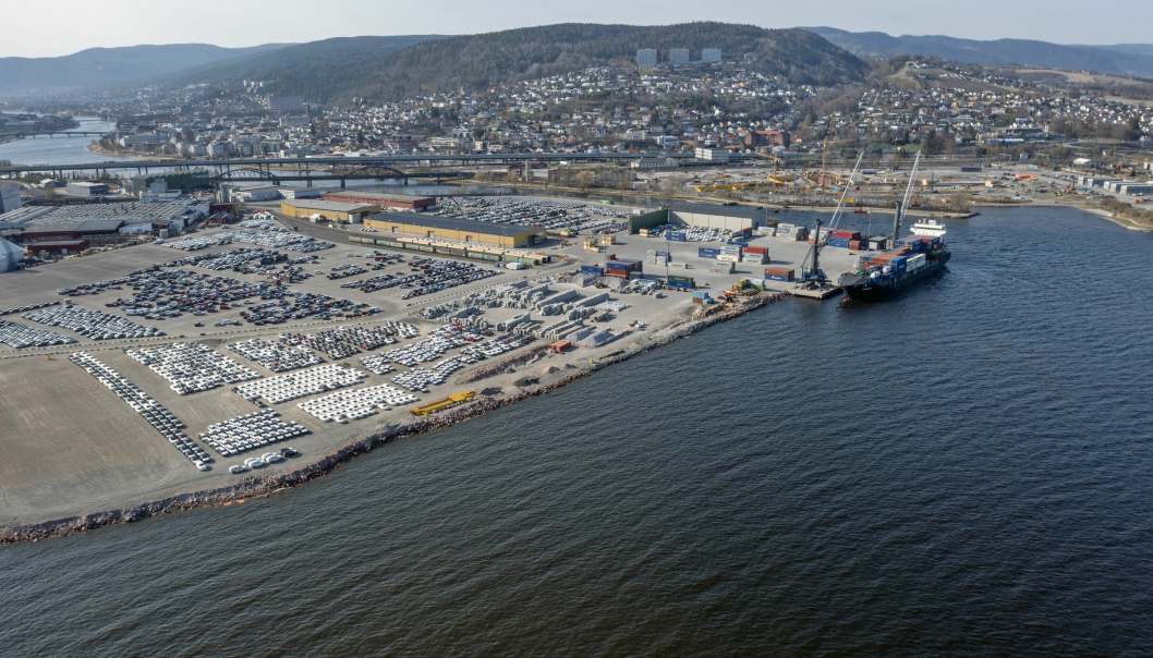 Bildet er tatt i april 2021, da var det betydelig færre biler på anlegget enn det er i dag. Drammen Havn og Axess Logistics jobber på spreng for å klargjøre og få ut biler til kundene før nyttår.