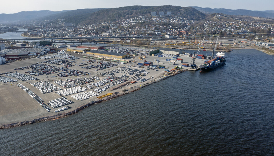 Bildet er tatt i april 2021, da var det betydelig færre biler på anlegget enn det er i dag. Drammen Havn og Axess Logistics jobber på spreng for å klargjøre og få ut biler til kundene før nyttår. Bildet er tatt i april 2021, da var det betydelig færre biler på anlegget enn det er i dag. Drammen Havn og Axess Logistics jobber på spreng for å klargjøre og få ut biler til kundene før nyttår.