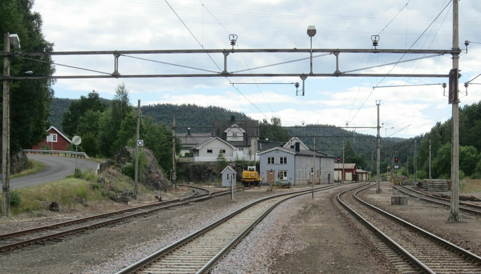 Neslandsvatn stasjon, som ligger i Drangedal kommune i Telemark, har opplevd flere tyverier på godstog. Nå har Bane NOR besluttet at godstogene ikke skal stoppe her for møtende tog på Sørlandsbanen.