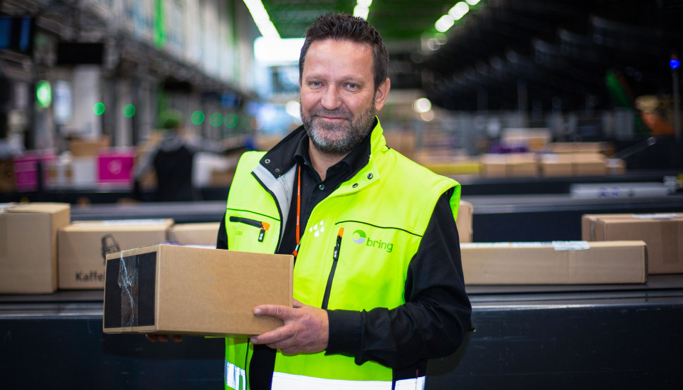 STORE MENGDER: Konserndirektør Hans-Øyvind Ryen i Posten Norge forteller at Posten den siste halvannen uka har håndtert over fem millioner pakker. Foto: Posten