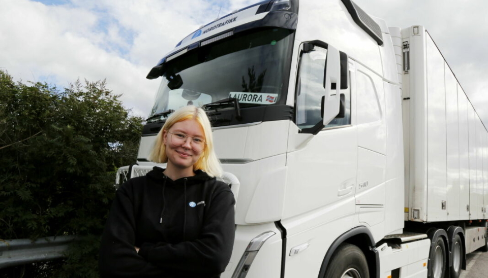 Aurora Karlsen med sin Volvo FH540 semi på truckstoppen på Berger like nord for Oslo. Norske bedrifter satser på både unge og kvinnelige sjåfører. Vil dette krasje med Det europeiske transportsikkerhetsråd ETSC, og som nå advarer mot å senke minimumsalderen for lastebilsjåfører til 18 år? (Anlegg&Transport)