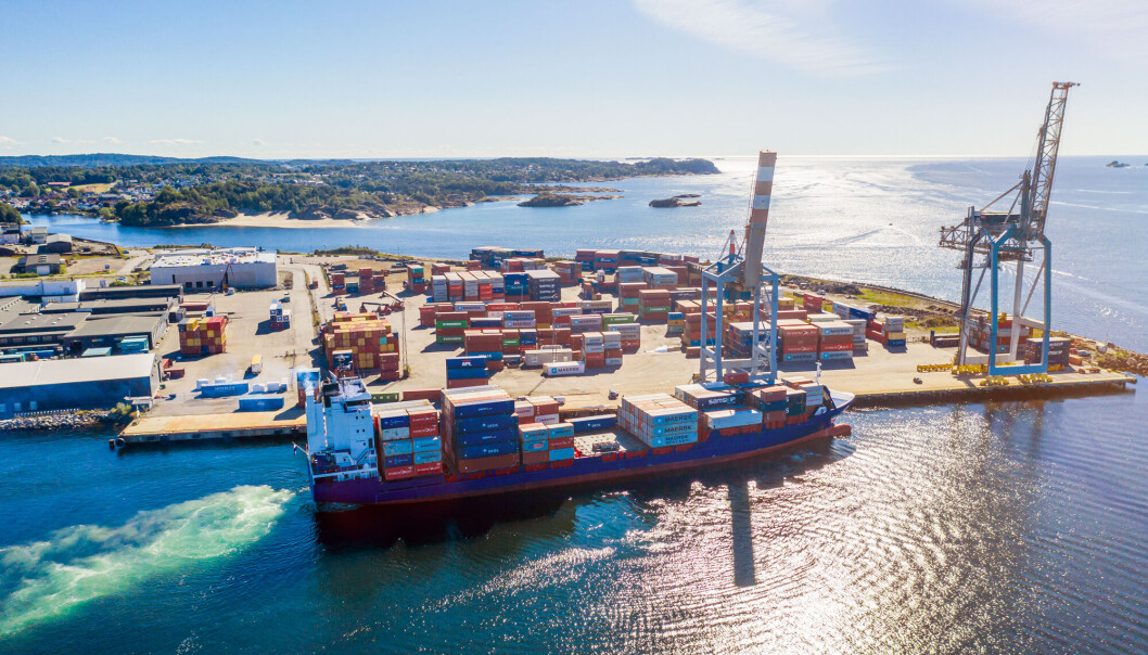 I Larvik Havn jobbes det målrettet for å legge til rette for landstrøm til containerskip. Larvik Havn har i en årrekke hatt elektriske kraner for containerhåndtering. Dette betyr at mye av infrastrukturen er på plass, slik at etablering av landstrøm blir enklere. Foto: Larvik Havn KF. I Larvik Havn jobbes det målrettet for å legge til rette for landstrøm til containerskip. Larvik Havn har i en årrekke hatt elektriske kraner for containerhåndtering. Dette betyr at mye av infrastrukturen er på plass, slik at etablering av landstrøm blir enklere. Foto: Larvik Havn KF.