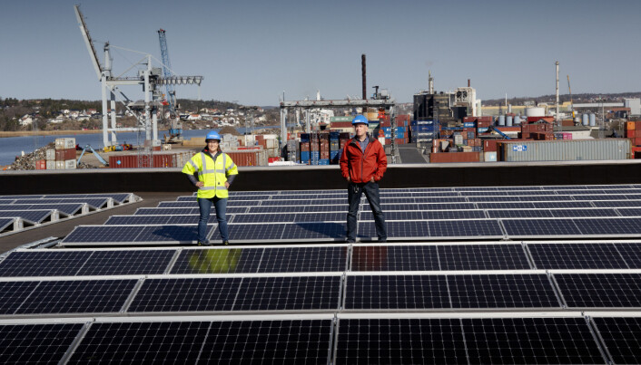 Havnedirektør Tore Lundestad og miljøsjef Charlotte Iversen i Borg Havn viser fram det nye solcelleanlegget på 9600 m2. Årlig energiproduksjonen på taket er 1,7 millioner kwh. Det som ikke forbrukes på havneterminalen selges ut på nett. Foto: Vekst i Fredrikstad. Havnedirektør Tore Lundestad og miljøsjef Charlotte Iversen i Borg Havn viser fram det nye solcelleanlegget på 9600 m2. Årlig energiproduksjonen på taket er 1,7 millioner kwh. Det som ikke forbrukes på havneterminalen selges ut på nett. Foto: Vekst i Fredrikstad.