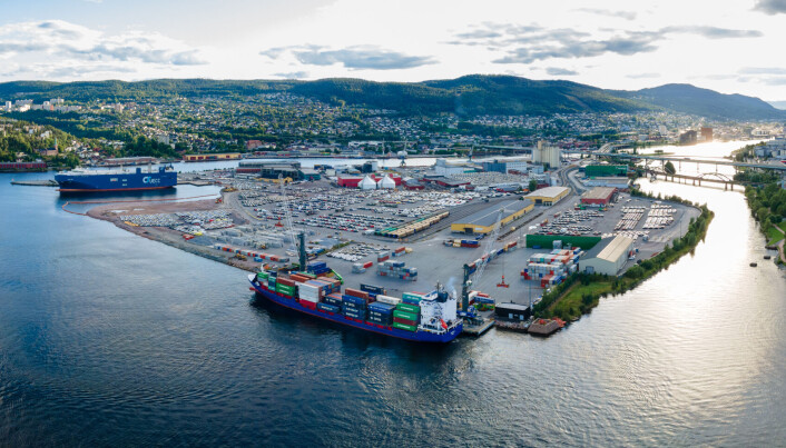 Å flytte gods fra vei til bane og sjø er et viktig klimatiltak og hjelper transportsektoren å senke CO2-utslippet. Drammen havn er et intermodalt knutepunkt der biler og containere lastes direkte fra sjø til bane. I 2016 investerte Jernbaneverket 400 millioner kroner i ny jernbaneterminal på Holmen. To nye ankomstspor for heltog, planfri kryssing og fem nye spor med rampe for lasting av biltogene ble etablert. Foto: Drammen Havn. Å flytte gods fra vei til bane og sjø er et viktig klimatiltak og hjelper transportsektoren å senke CO2-utslippet. Drammen havn er et intermodalt knutepunkt der biler og containere lastes direkte fra sjø til bane. I 2016 investerte Jernbaneverket 400 millioner kroner i ny jernbaneterminal på Holmen. To nye ankomstspor for heltog, planfri kryssing og fem nye spor med rampe for lasting av biltogene ble etablert. Foto: Drammen Havn.