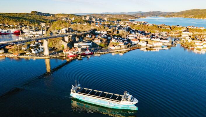 Helelektriske, og etter hvert autonome, Yara Birkeland på vei fra Yaras fabrikk på Herøya til Breviksterminalen, som er eid av Grenland Havn IKS. Foto: Knut Brevik Andersen, Wilhelmsen Ship Service. Helelektriske, og etter hvert autonome, Yara Birkeland på vei fra Yaras fabrikk på Herøya til Breviksterminalen, som er eid av Grenland Havn IKS. Foto: Knut Brevik Andersen, Wilhelmsen Ship Service.