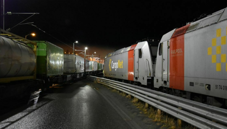 Det er hektisk på Narvikterminalen når tre godstog ankommer sørfra og skal losses og lastes i løpet av få timer rundt midnatt. Varene skal være på plass i f.eks Tromsø og Lofoten morgenen etter. (Jernbanedirektoratet)