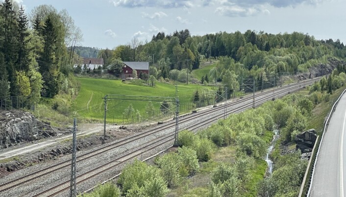 Den nye godsterminalen foreslås bygget her, ved området som er kjent lokalt som Rustad gård. Bildet er tatt fra bro over E6. Den nye godsterminalen foreslås bygget her, ved området som er kjent lokalt som Rustad gård. Bildet er tatt fra bro over E6.