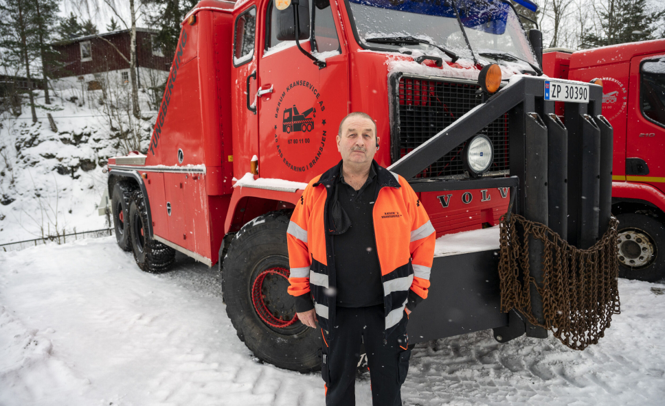 KLARE: «Vi er ikke som alle andre» står det på bergingsbilene til Geir Holmlund og Bærum Kranservice. Volvo F89-en fra 1977 har sekshjulstrekk og single hjul. Den gjør jobben når det er kaos langs veiene.