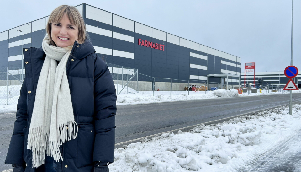 NYTT LAGER: Farmasiet flytter inn i nytt lager i Vestby høsten 2023.COO Hilde Andersen-Gott står foran bygget som er under oppføring av Anthon Eiendom i Toveien 41.