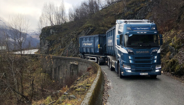 SPARER MYE: I vårt kronglete og kuperte land, kan en økonomisk kjørestil kutte drivstoff-forbruket drastisk. Det har Tipp Transport i Porsgrunn fokus på. SPARER MYE: I vårt kronglete og kuperte land, kan en økonomisk kjørestil kutte drivstoff-forbruket drastisk. Det har Tipp Transport i Porsgrunn fokus på.