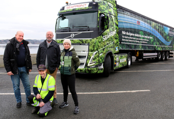 Transportselskapet Seafront Logistics setter inn to nye Volvo FH Electric i transport for hjørnestensbedriften Glencore Nikkelverk i Kristiansand. Her fra overleveringen av den første bilen. Stående fra venstre: Salgssjef Tom Jarlsby hos Volvo lastebilforhandler Trucknor, administrerende direktør Morten Årikstad i Seafront Logistics og kommunikasjonsrådgiver Ingunn B Engen fra Glencore Nikkelverk. Foran sitter sjåføren på den første bilen, Åge Nesland. Transportselskapet Seafront Logistics setter inn to nye Volvo FH Electric i transport for hjørnestensbedriften Glencore Nikkelverk i Kristiansand. Her fra overleveringen av den første bilen. Stående fra venstre: Salgssjef Tom Jarlsby hos Volvo lastebilforhandler Trucknor, administrerende direktør Morten Årikstad i Seafront Logistics og kommunikasjonsrådgiver Ingunn B Engen fra Glencore Nikkelverk. Foran sitter sjåføren på den første bilen, Åge Nesland.