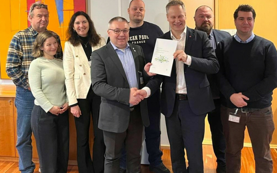 Godsalliansen overleverte rapport om bærekraftig transportpolitikk til samferdselsminister Jon-Ivar Nygård.