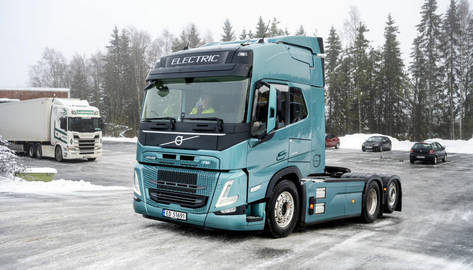 Volvo dro fra Scania på januarstatistikken for nye førstegangsregistrerte lastebiler med tillat totalvekt over 16 tonn. En økende andel er elektrisk drevne lastebiler. Her illustrert med en Volvo FM Electric trekkvogn.