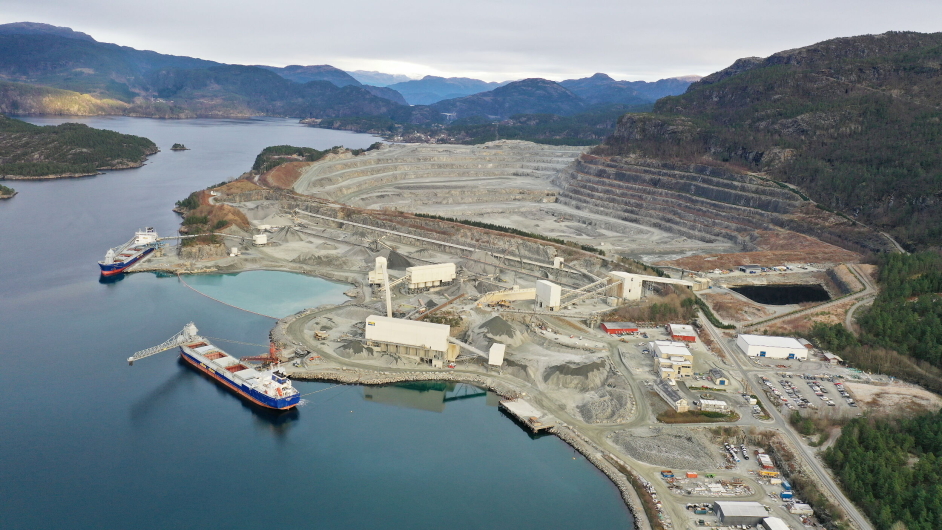 Norsk SteinMibau StemaBilder fra Jelsa  et av bruddet og et av kailinje med utlastere, 2 stk
