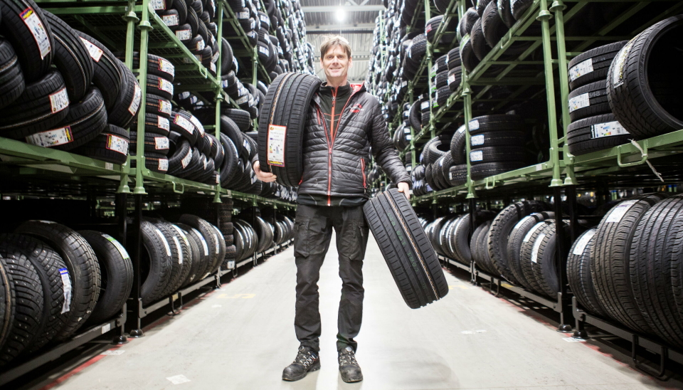 Digitalisering med nye systemer har ført til at logistikkansvarlig hos Norgesdekk, Thomas Hauge, har mye bedre kontroll over inventaret enn tidligere.