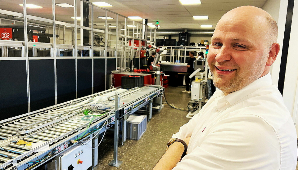 Mats Bjerkaas har ledet Element Logics norske virksomhet siden 2020. Her med selskapets AutoStore-installasjon på hovedkontoret på Kløfta. Der har Element Logic blant annet reservedeler til sine teknikere. - Samtidig er det fint å ha et anlegg å vise frem til kunder, sier Bjerkaas.