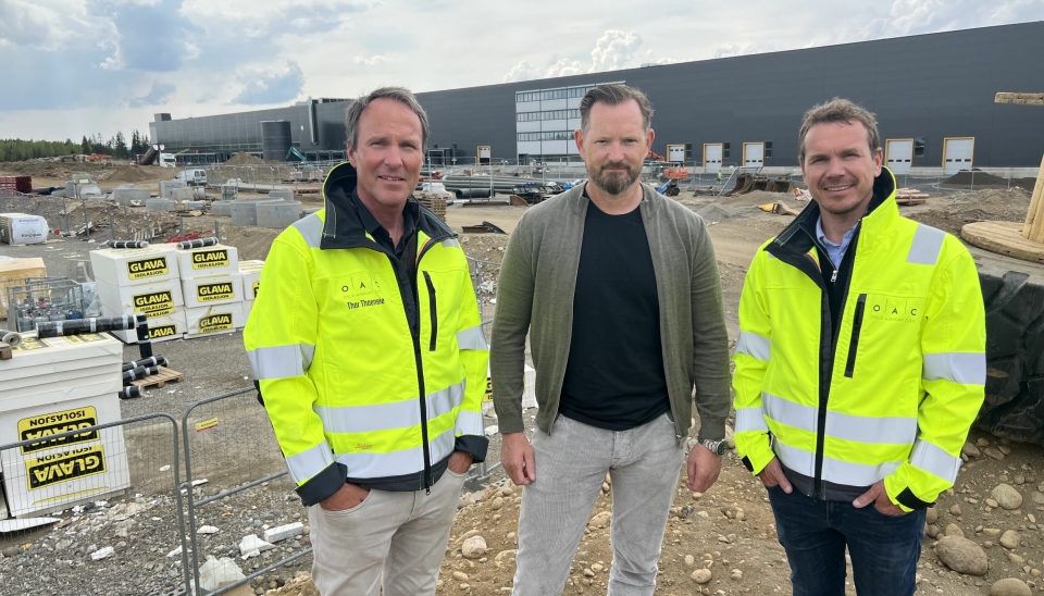 Ståle Bjørdal, daglig leder i GF Logistikk, flankeres av Thor Thoeneie (t.v.) og Marius Listerud fra utbyggerselskapet Oslo Airport City ved den nye tomta. The World Seafood Center i bakgrunnen.