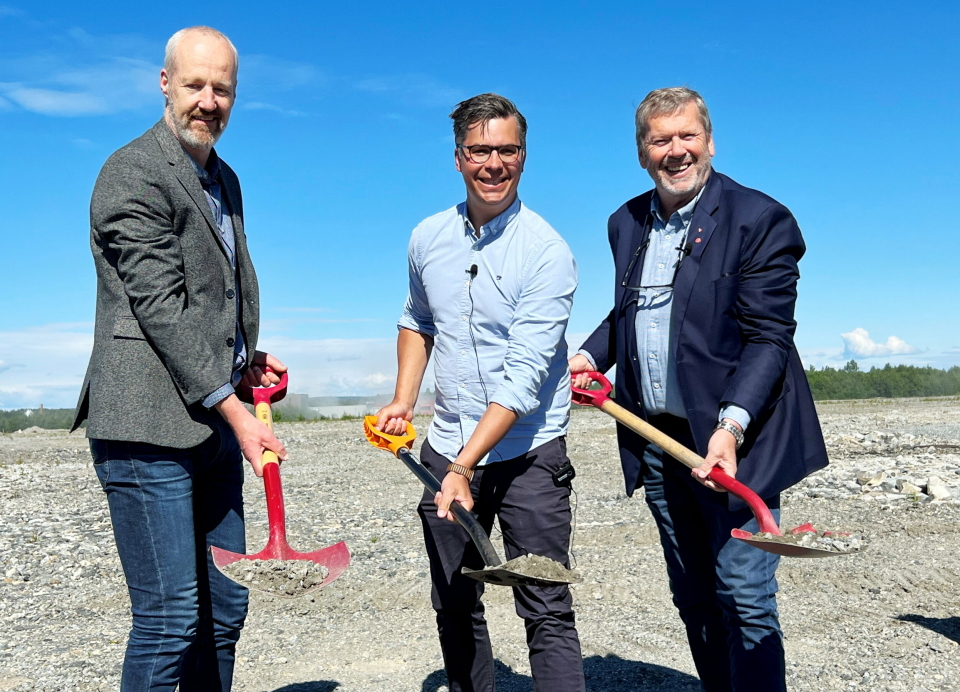 Vestbyordfører Tom Anders Ludvigsen (t.h.) ga Ikea-sjef Carl Aaby og Morten Raugstad i A Bygg Entreprenør en hjelpende hånd i forbindelse med de seremonielle første spadetakene for Ikeas sentrallager i Vestby for ett år siden.