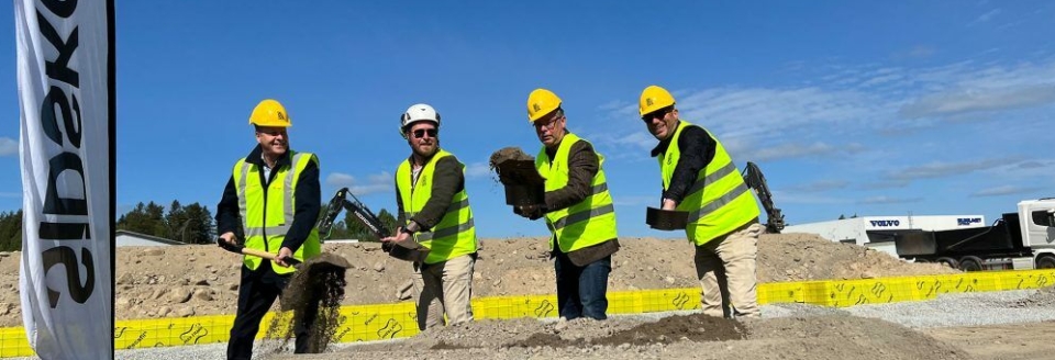 Første spadetak ble tatt av Per Ericson, DB Schenker, Marcus Olsson, Sidskogen Bygg, Mikael Löthstam, Hudiksvall kommune og Jon Larsgården, Västra Hamnen AB.