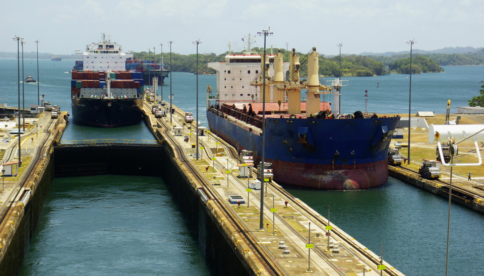 Bildet viser to skip som er på vei inn i Gatun-slusene ved Gatunsjøen i Panamakanalen.