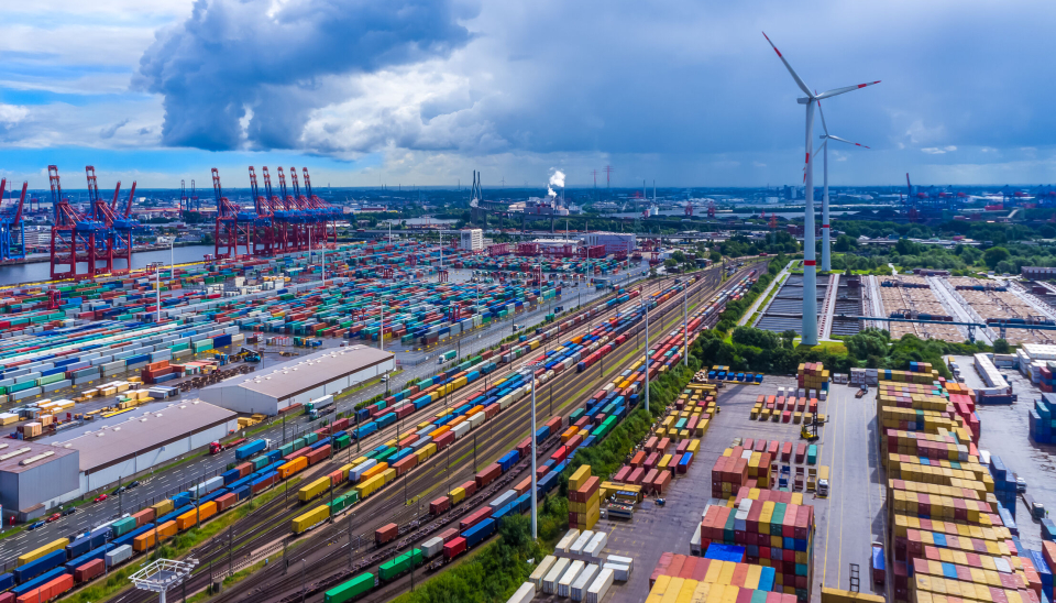 Normalspor på 1435 mm har blitt en felles europeisk jernbanestandard. Bildet viser kombiterminalen ved Hamburg Havn i Tyskland.