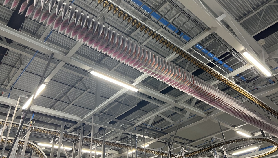 Schibsted Trykk er landets største enkeltstående produsent av aviser og reklamemateriell. Her er rykende ferske papirprodukter på vei til pakkeriet.