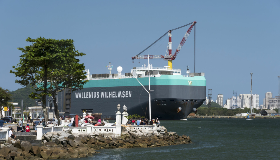 Wallenius Wilhelmsen Ocean AS var Norges største selskap i logistikksektoren i 2022. Selskapet dro inn nesten 23 milliarder kroner i fjor, og konsernet nesten 50 milliarder. En forsvinnende liten del av omsetningen stammer fra Norge for verdens største RoRo-rederi. På bildet ser vi et av skipene under innseiling til Santos i Brasil i fjor.