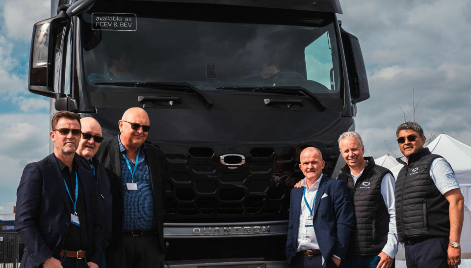 GÅR FORAN: Bildet viser representanter for SR Group var på besøk i Tyskland for å se på nye hydrogenelektriske Quantron-lastebiler i våres. Selskapet skrev intensjonsavtale om levering av 50 stykker.. På bildet: Dag Martin Smørdal (SR Group), Helge Hinna (SR Group), Roy Kristensen (SR Group), Gustav Sanne-Gundersen(SR Group), Bjørn Røstad (SR Group) og Anil Reddi (Quantron).