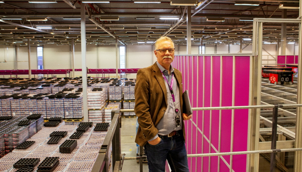 Hjalmar Wiik gleder seg til å ta i bruk det nye AutoStore-anlegget samt sorteringsanlegget i bakgrunnen. Det vil gi NBT helt nye muligheter innen pakkelevering og 3PL. Gulvet var ellers fylt av Ringnes' juleprodukter da vi var på besøk.