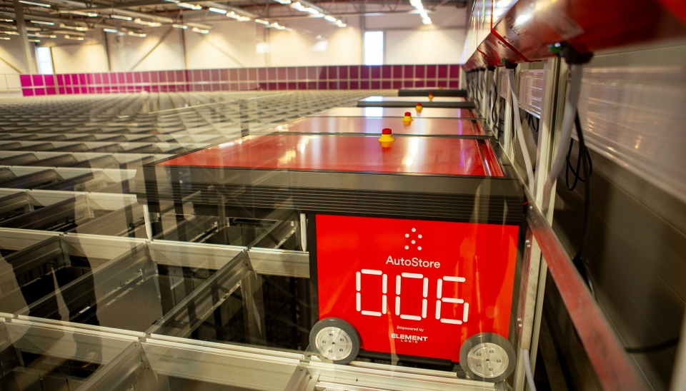 AutoStoren-anlegget har 18.000 bins og 16 roboter, samt fire plukkstasjoner.