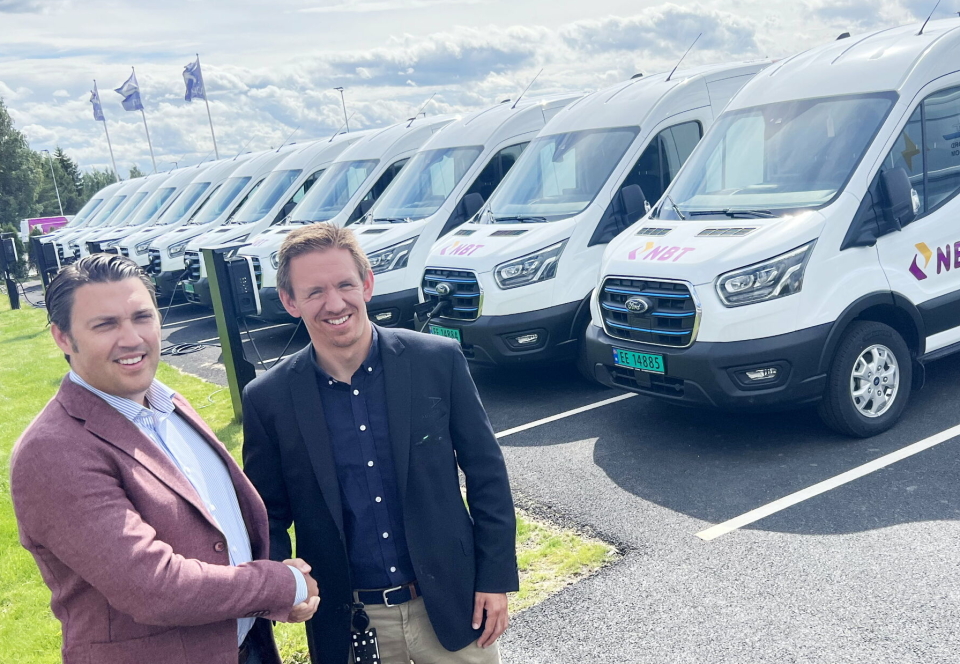 HELELEKTRISK: NBT har bare elektriske varebiler. Her daglig leder i NBT Christian Narmo (til venstre) og salgssjef Kenneth Skjønhaug i Auto Plan (en del av Sulland Gruppen) i forbindelse med overlevering av en flåte Ford E-Transit i fjor.