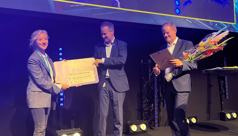 Hedda Malmström fra Bring Cargo ble tildelt prisen som 'årets unge talent' i logistikkbransjen. Hun mottok prisen av samferdselsminister Jon-Ivar Nygård og NHO LTs Are Kjensli.