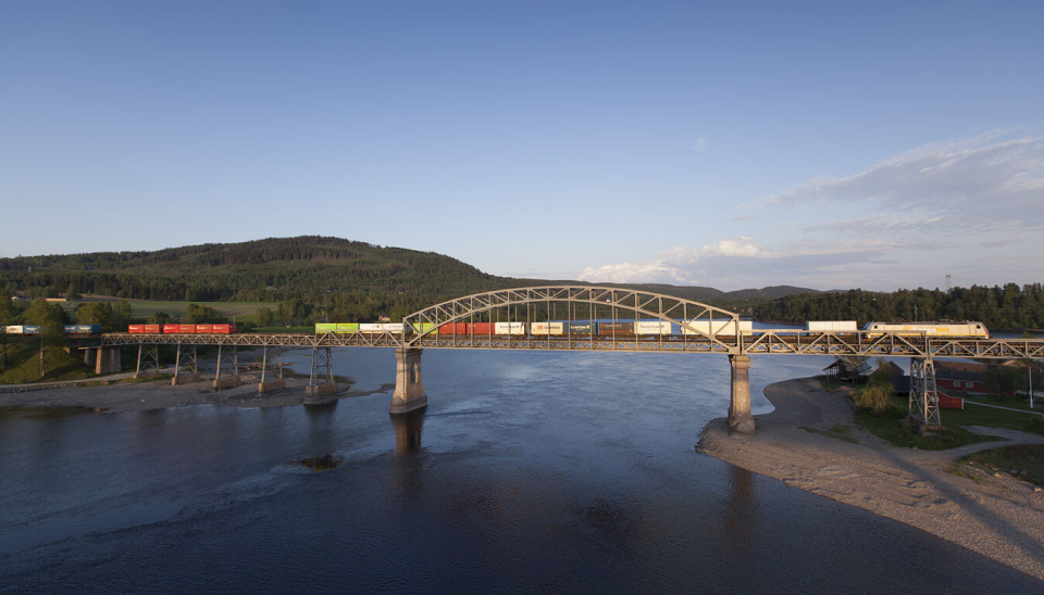 Godstog på vei over Minnesund bru. I dag går det fortsatt godstog her, for å kjøre videre på Rørosbanen.