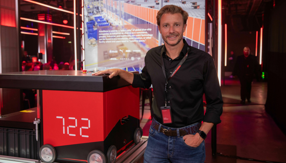 AutoStores produktsjef, Carlos Fernandez, med den nye R5 Pro-roboten under et kundearrangement i Amsterdam denne uken.