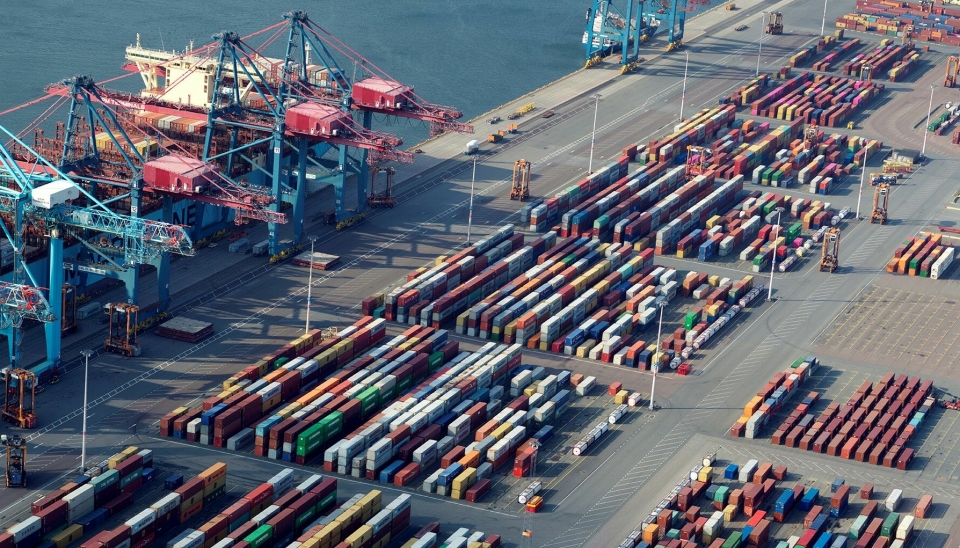 Containerterminalen i Göteborg er Skandinavias største, og kan ta imot de aller største containerskipene - så lenge de bare er halvfulle. Det vil havnen gjøre noe med.