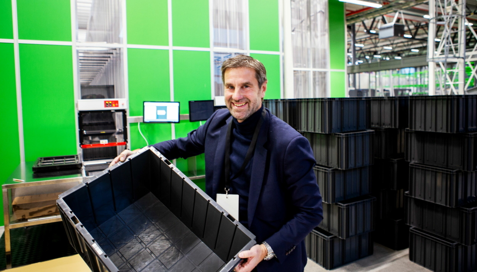 Nordisk direktør for Bring Shelfless Tobias Åbonde jobber for at Shelfless skal bli den foretrukne 3PL-leverandøren til nettbutikker i Norden. Her er han i ferd med å sette en ny kasse, som han selv har signert, inn i anlegget.