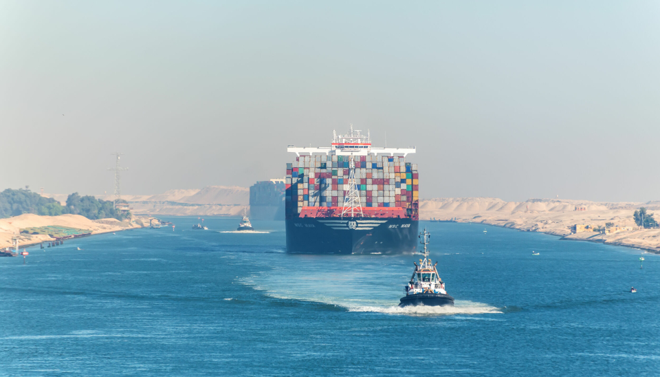 Suezkanalen er snarveien mellom Asia og Europa. Fra nyttår øker transittavgiften for containerskipene med 15 prosent.