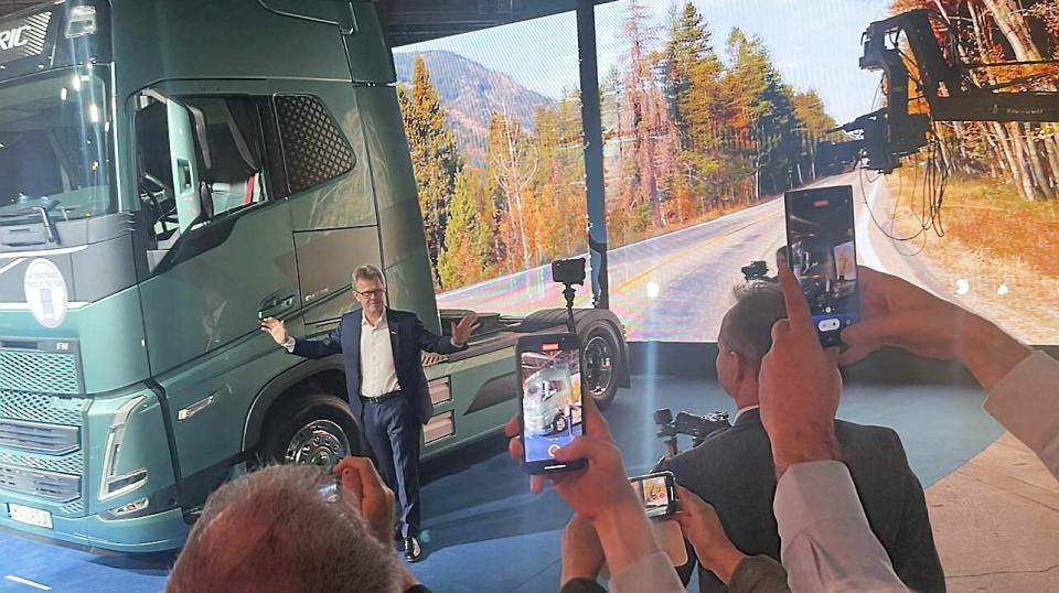 LYKKELIG: Volvo-president Roger Alm etter at Volvo FH Electric ble kåret til Truck of the Year 2024 under Solutrans-messen i Lyon.