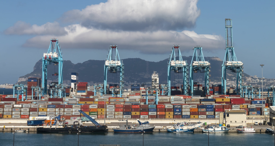 Havnen Algeciras på sydspissen av Spania er inngangsporten for mye gods til Europa. For økt intermodal transport jobbes det for å lage normalspor for å effektivisere jernbanetransporten.